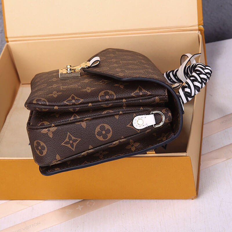 LV Pochette Metis Handbag 