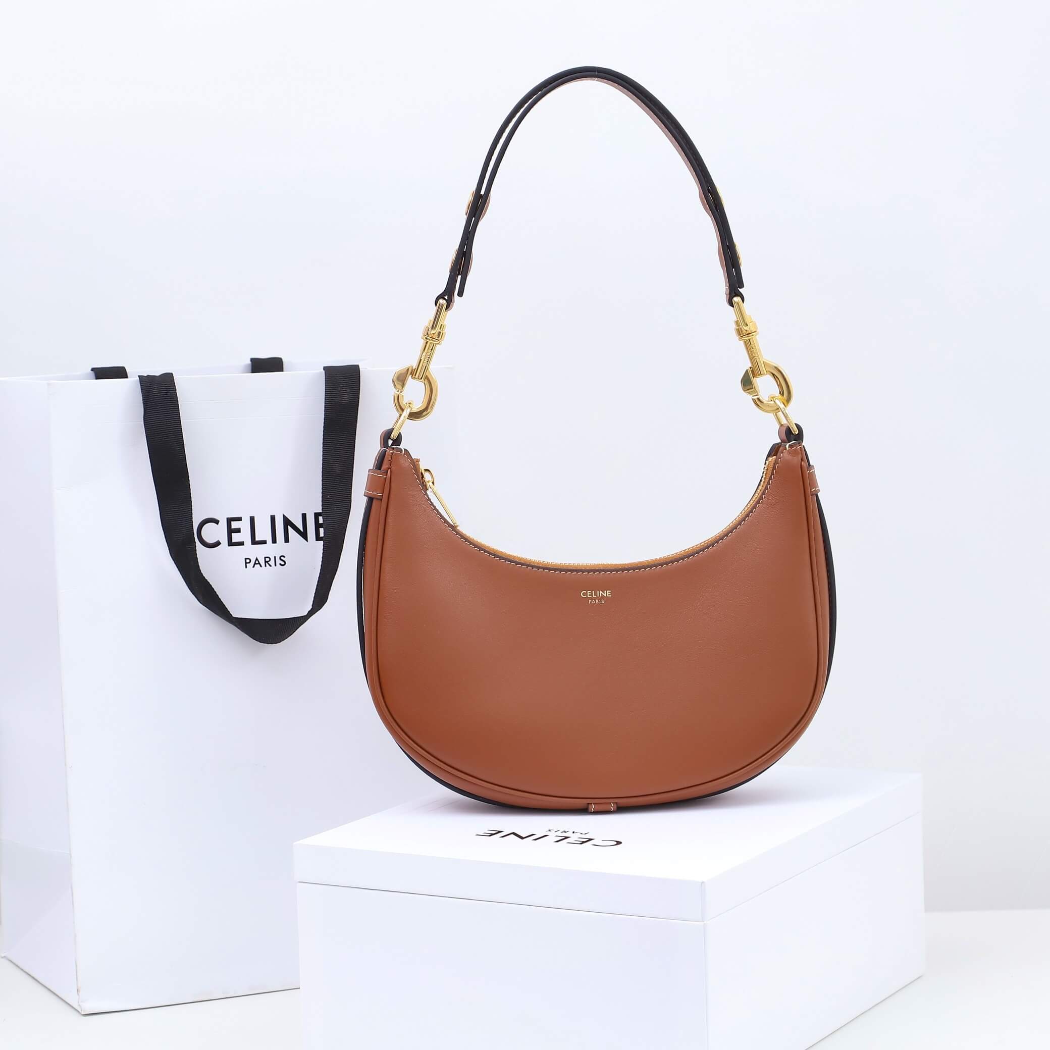 Ce**e medium ava shoulder bag in smooth calfskin