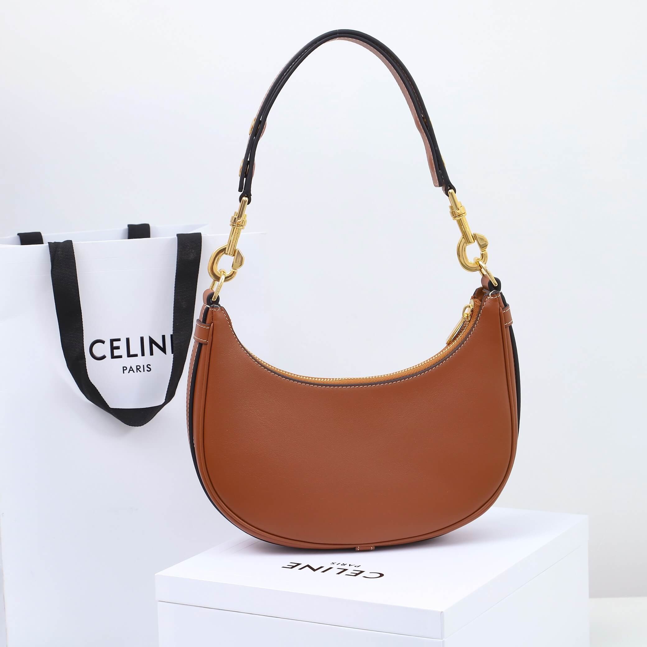 Ce**e medium ava shoulder bag in smooth calfskin